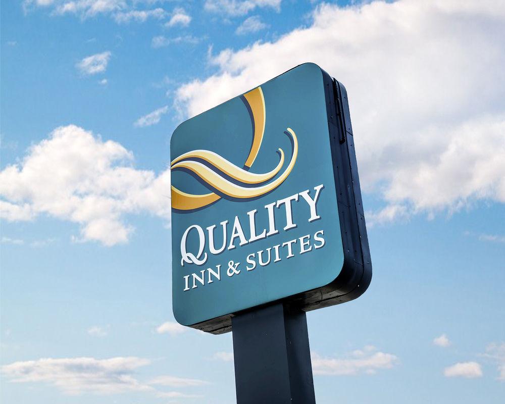 Quality Inn & Suites North Gibsonia Bagian luar foto